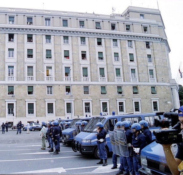 1024px Genova G8 2001 Questura presidiata